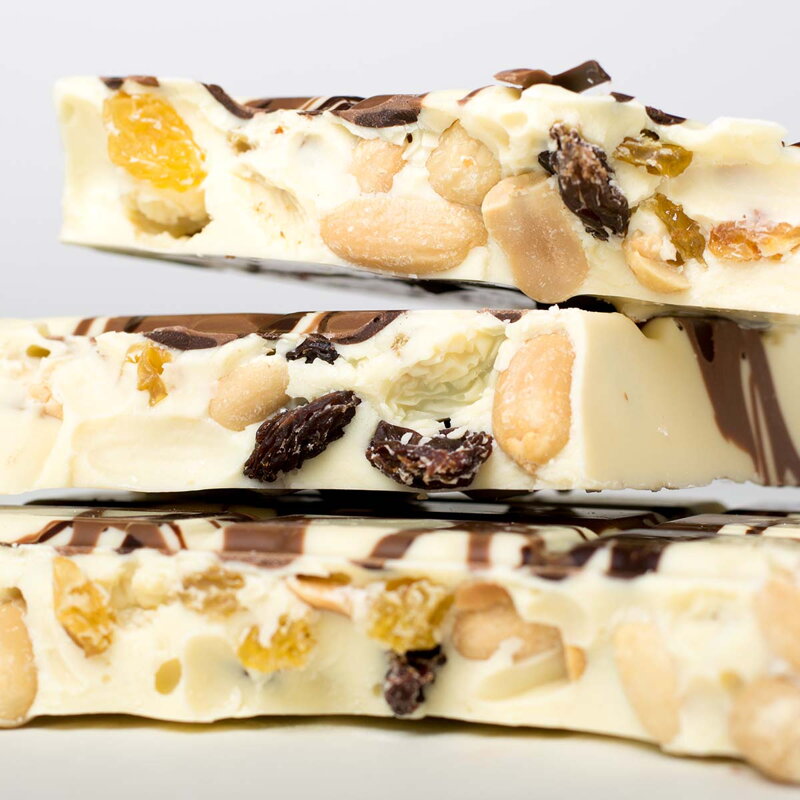 Czekolada ART (600g) biała z rodzynkami i orzeszkami ziemnymi