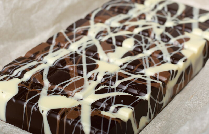 Tabliczka gorzkiej czekolady ART (600 g) z rodzynkami i orzeszkami ziemnymi